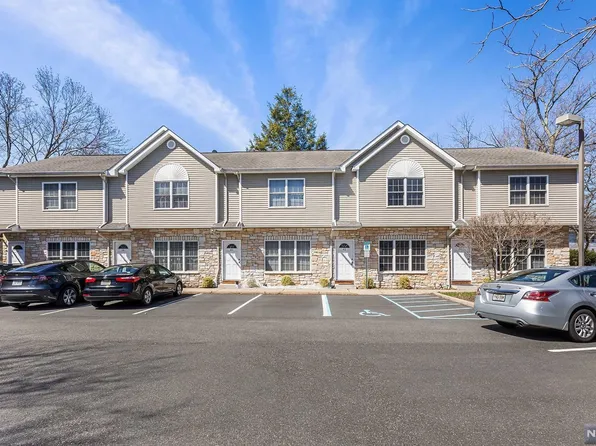 42 Maple Ave, Waldwick, NJ 07463