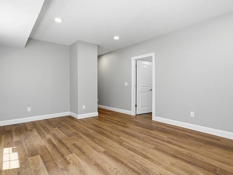 470 Oakville Ave — Photo 12