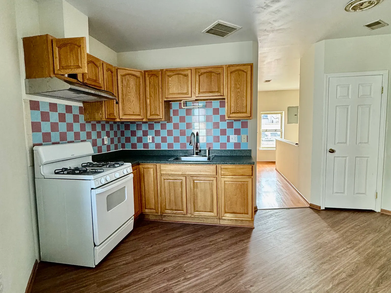 2 bed, 700 sqft, $1,250 — Photo 2