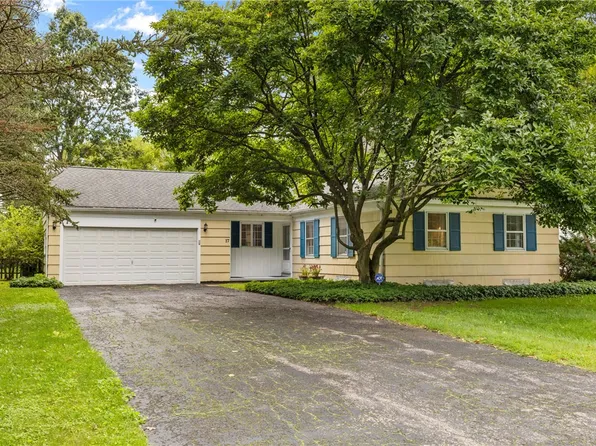 17 Weyburn Way, Fairport, NY 14450