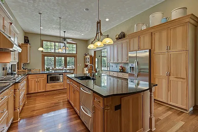 4 bed, 6204 sqft, $5,500 — Photo 4
