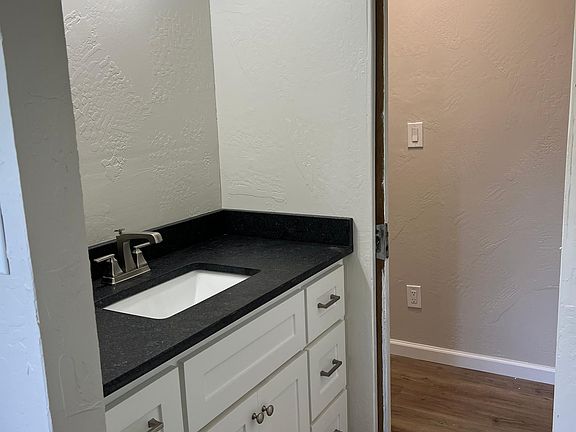 hall bath with tub/shower