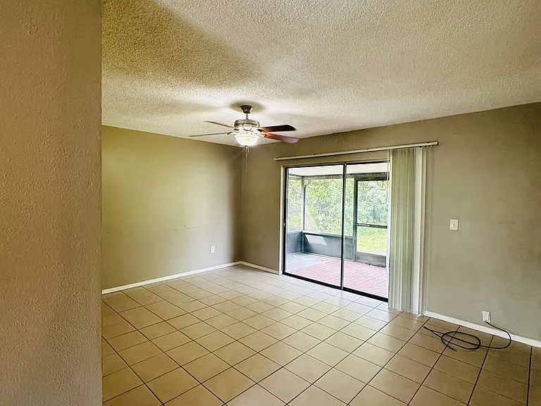 421 S Hawthorn Cir — Photo 11