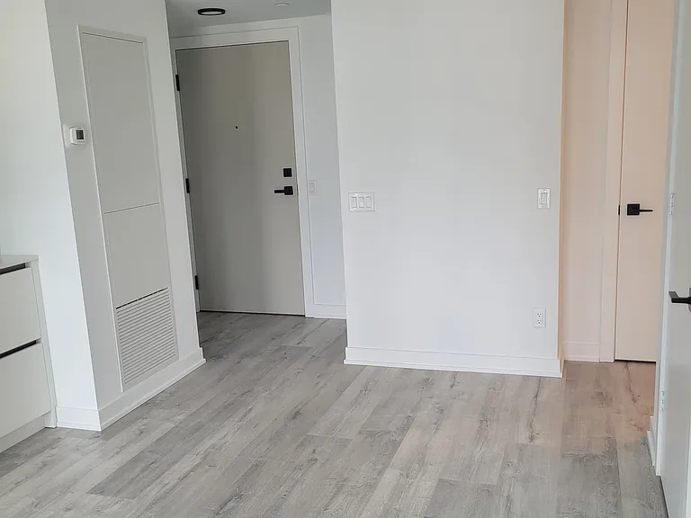327 King St W #1301 — Photo 16