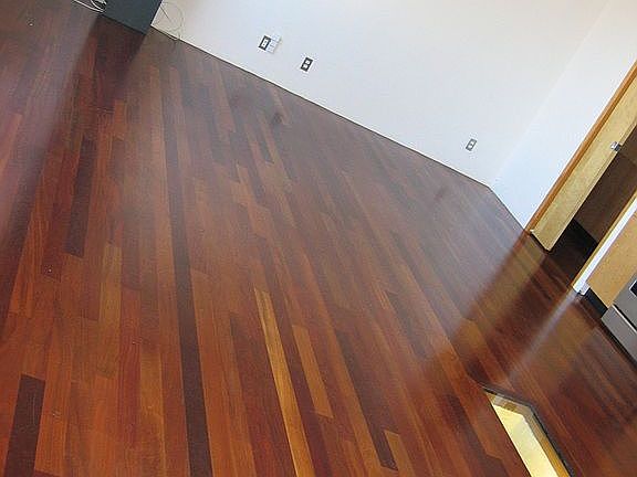 Hardwood floors in living rm