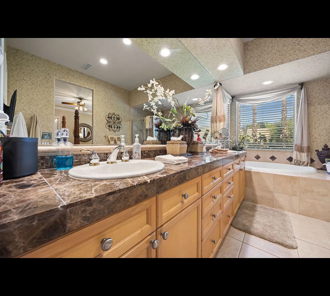3 bed, 2.5 bath, 2700 sqft, $6,000 — Photo 2