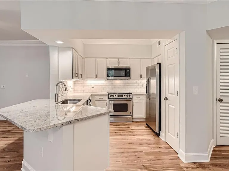 3777 Peachtree Rd #611 — Photo 5