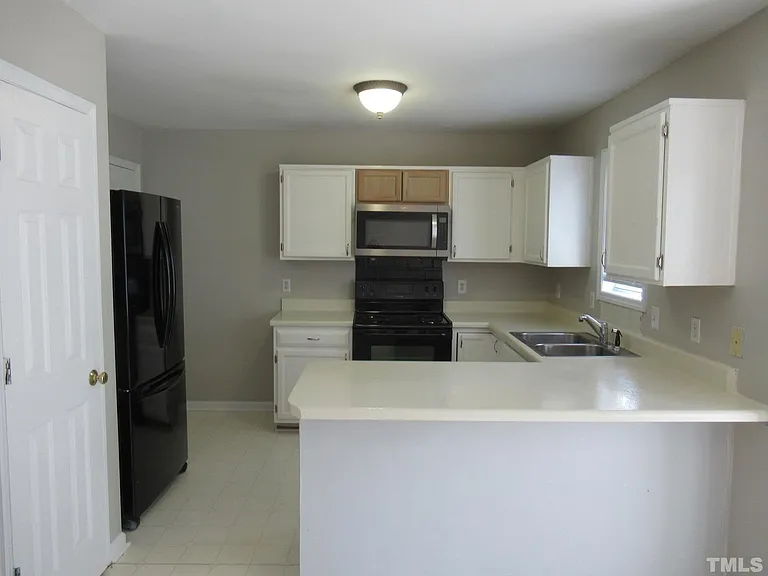324 Springside Dr — Photo 3
