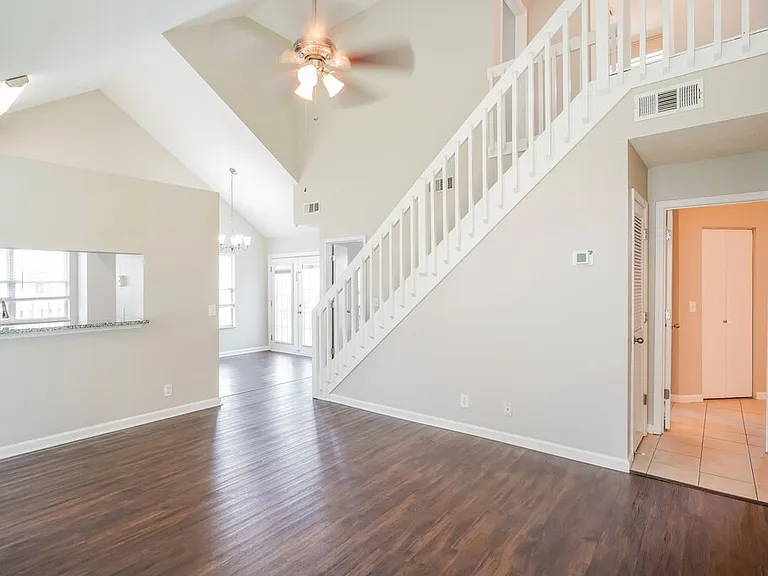 909 Bexhill Ct S — Photo 4