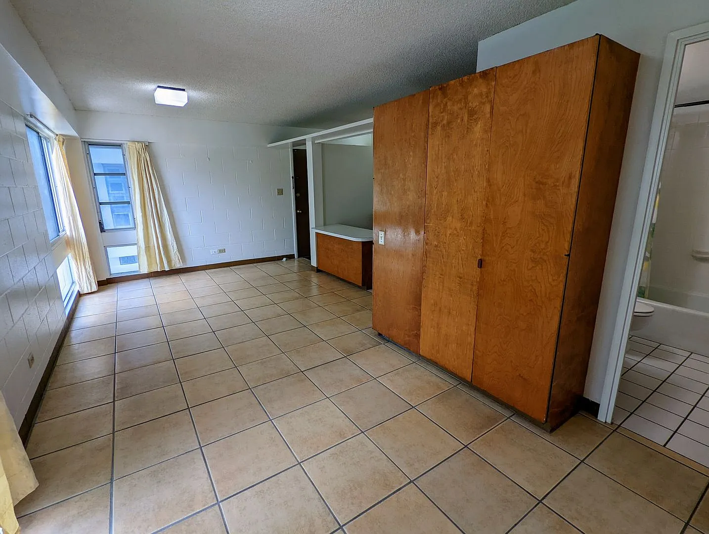 Convenient Makiki 2-bed, 1-bath, 2 parking, Near Punahou, UH Manoa, Kapiolani Hospital — Photo 4
