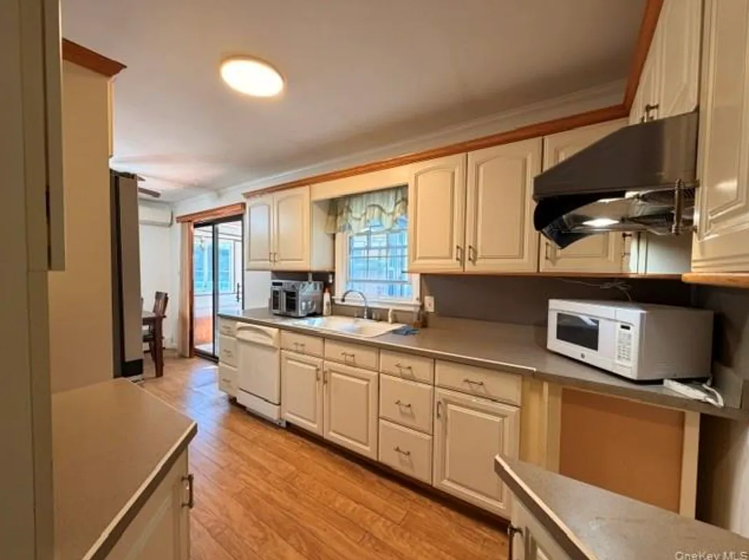 3 bed, 2.0 bath, 1056 sqft, $2,500 — Photo 2