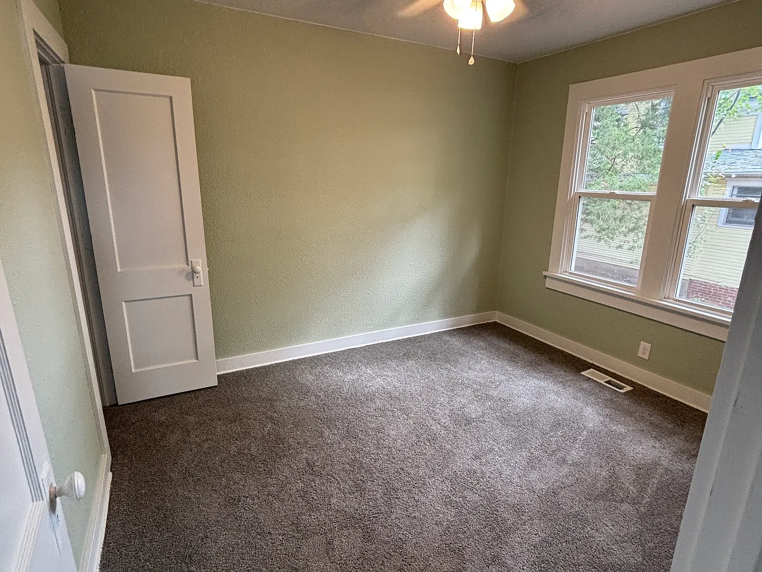 112 E Ashley St — Photo 4