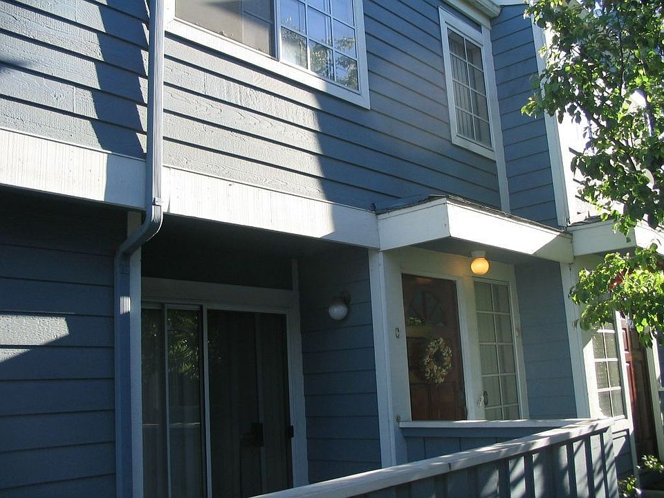 Lovely Long Beach Townhome