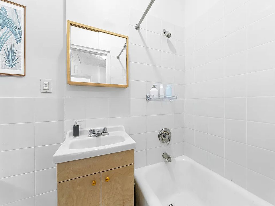 2nd image of 2857 Valentine Ave #42