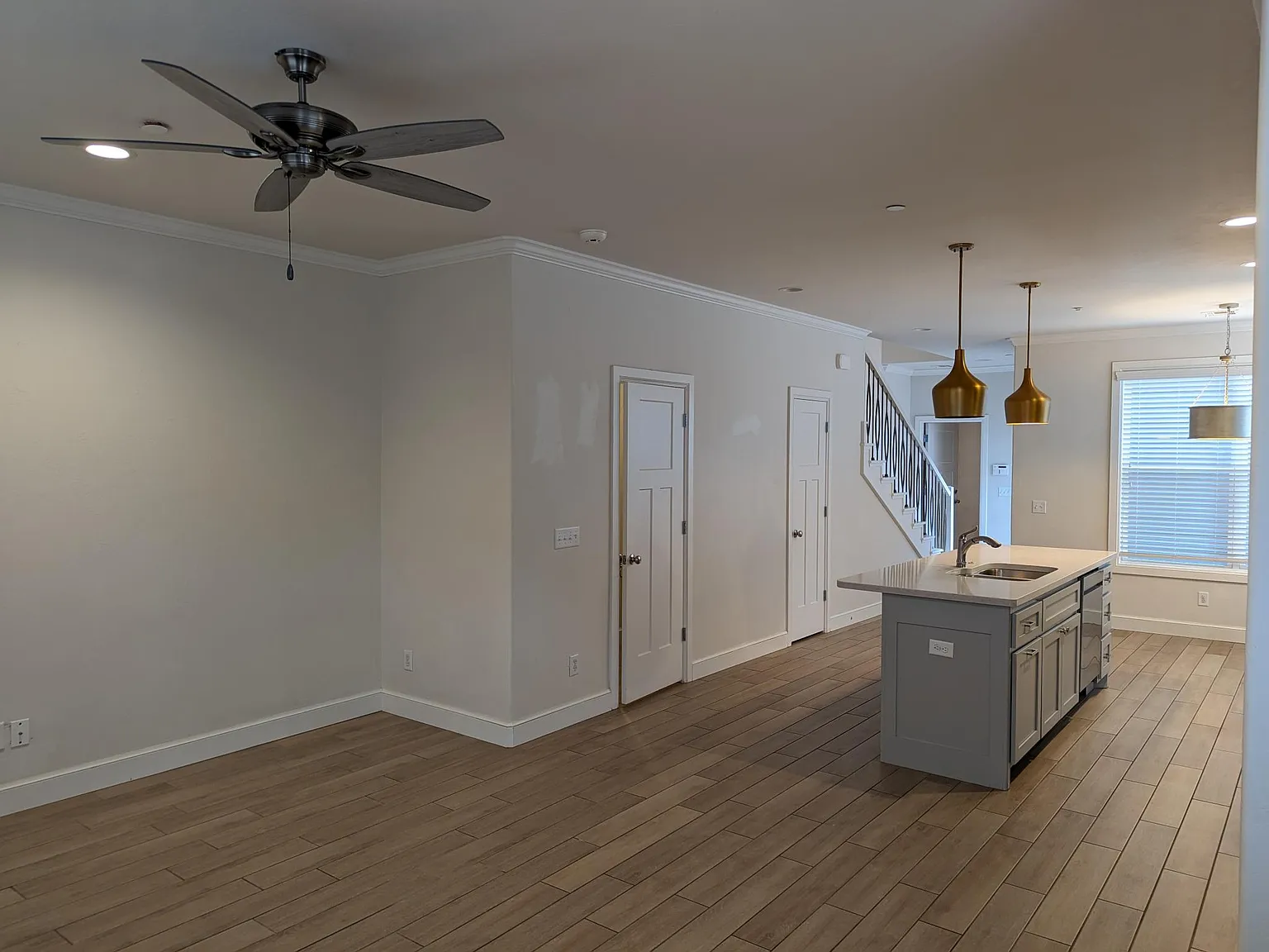 4 bed, 2.5 bath, 1800 sqft, $2,098 — Photo 2