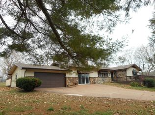 330 Hunt Club Cir, Galena, MO 65656
