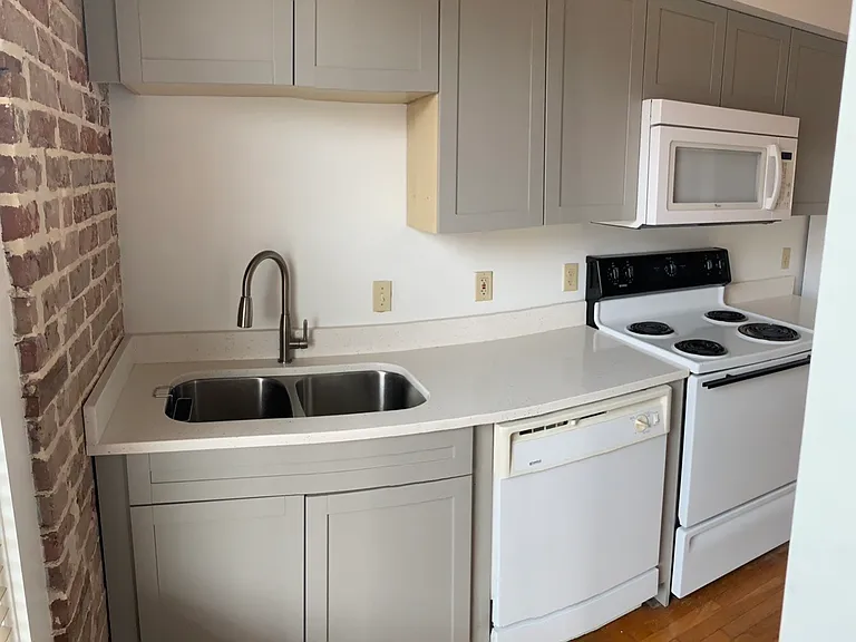 102 E Thomas St #4 — Photo 2