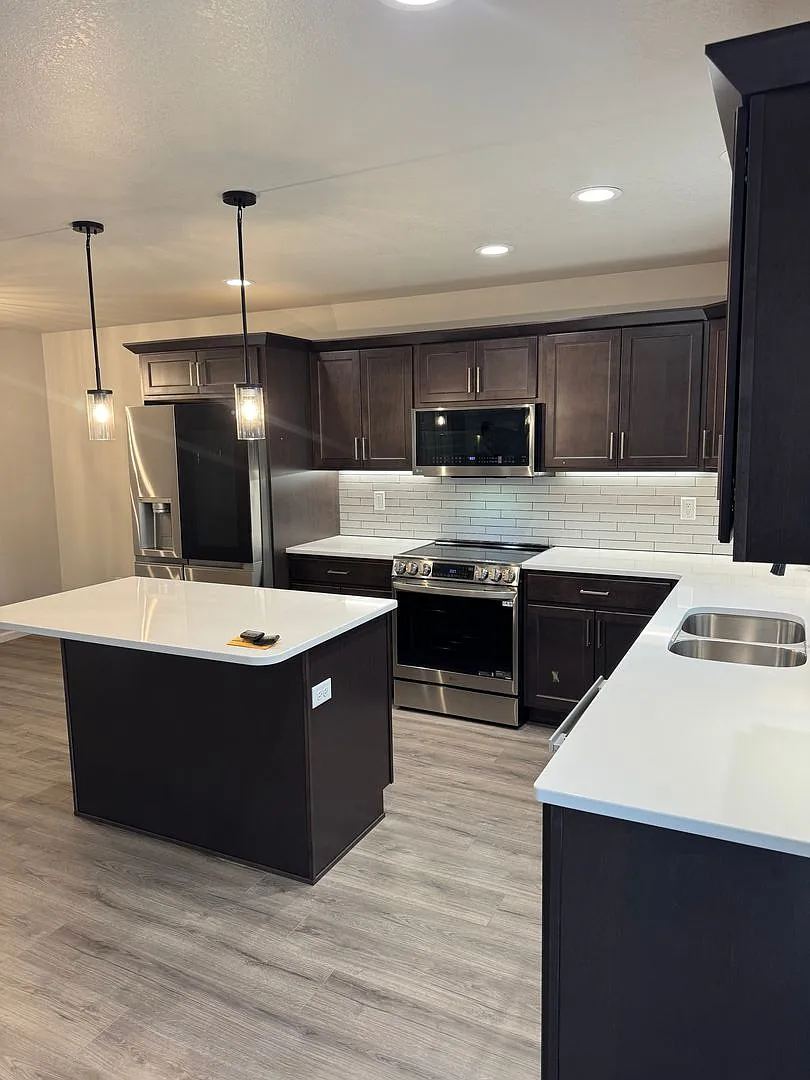 Modern 3-Bed Twinhome with Garage & Yard South Grand Forks — Photo 3