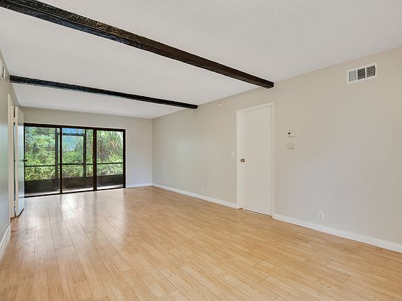 4th image of 10 Sheoah Blvd #5-1