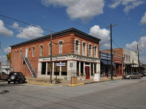 2nd image of 214 Morton St