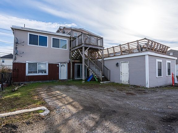 5th image of 585 Shirley St