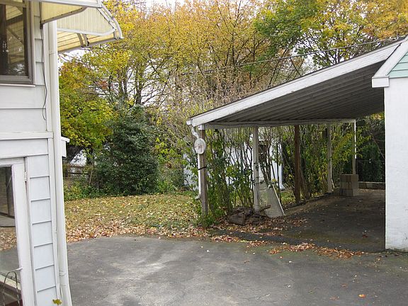 1 1/2 Car Garage w/Carport