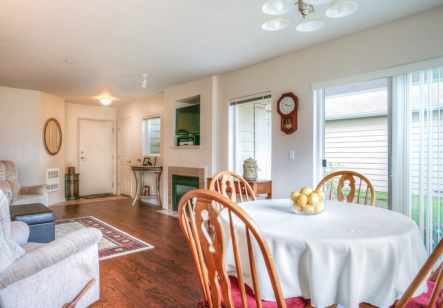 Beautiful 3 Bedroom Bordeaux Condo with 2 Garages — Photo 3
