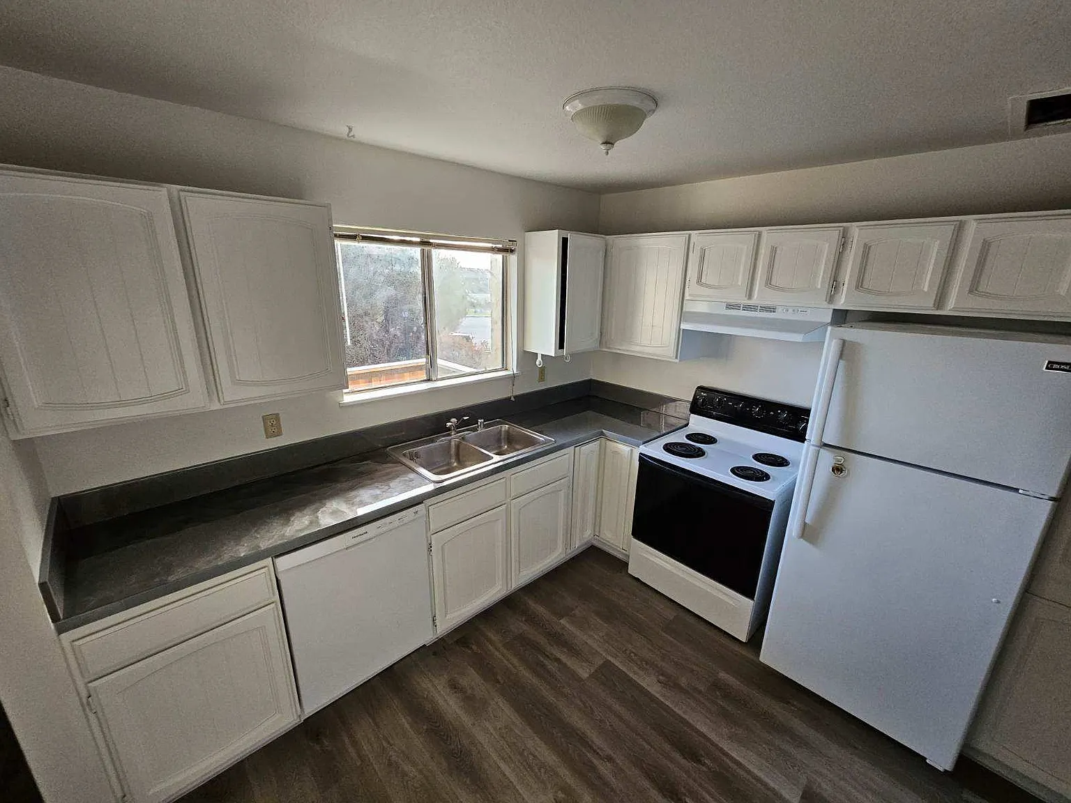 800 D St — Photo 2
