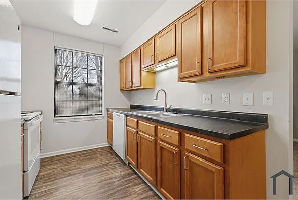 811 Oakman Blvd — Photo 8