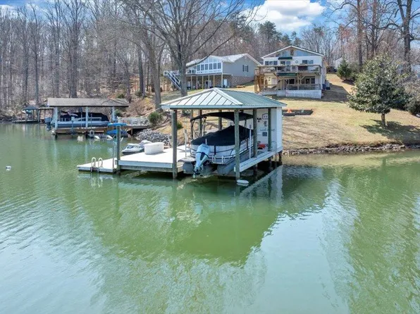 308 Hilltop Dr, Huddleston, VA 24104