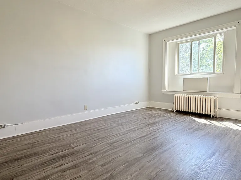 1441 Wyandotte St E #13 — Photo 2