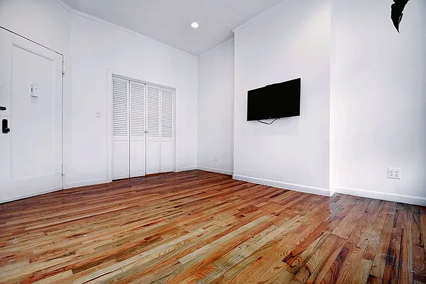 Rented by Urbane Brokerage | media 26