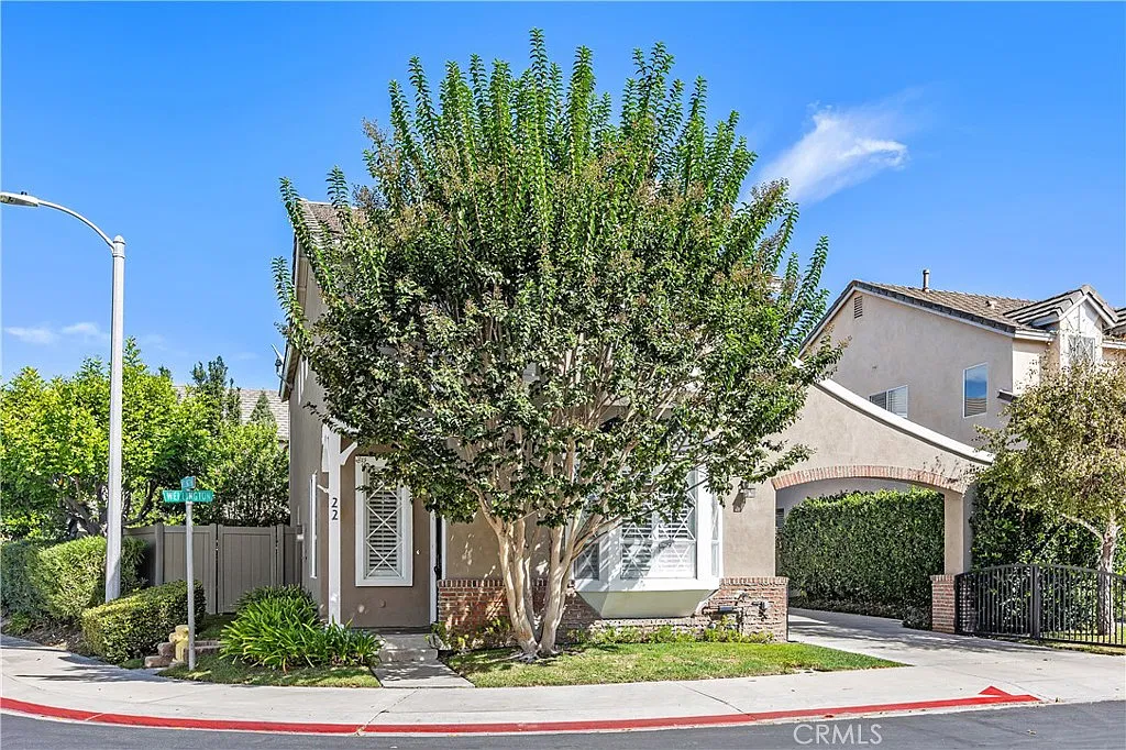 3 bed, 2.5 bath, 1900 sqft, $5,200 — Photo 1