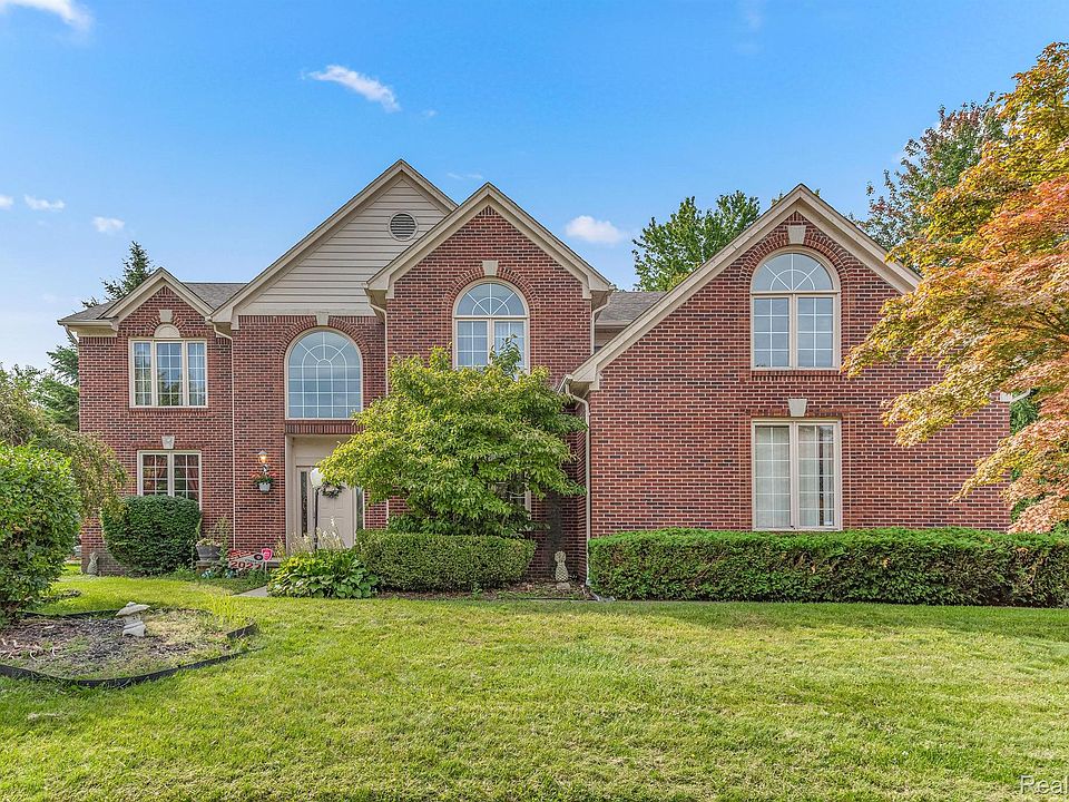1st image of 2036 Oakwood Dr