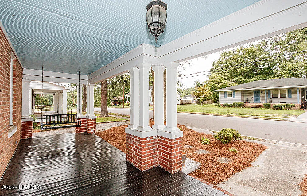 3 bed, 1.0 bath, 1685 sqft, $1,500 — Photo 2
