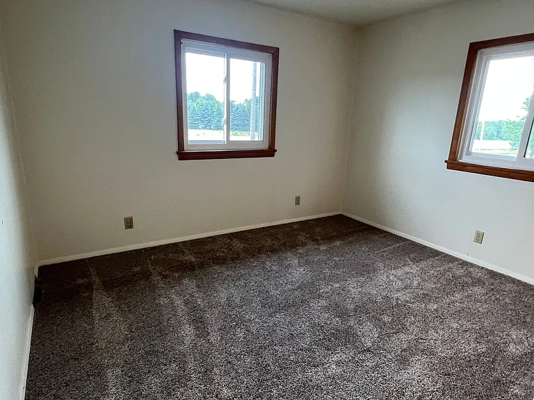 W210N11785 Hilltop Dr — Photo 8