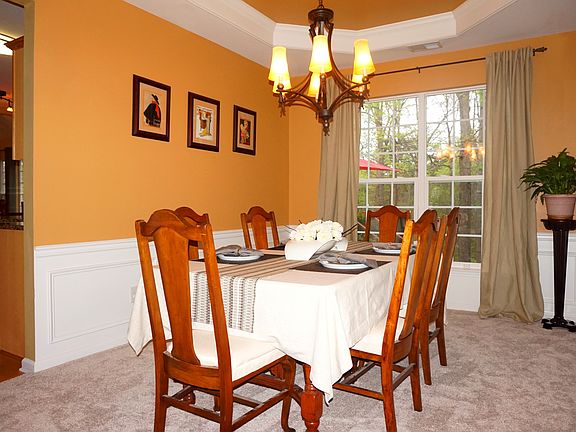 Formal dining  w/ tray ceil