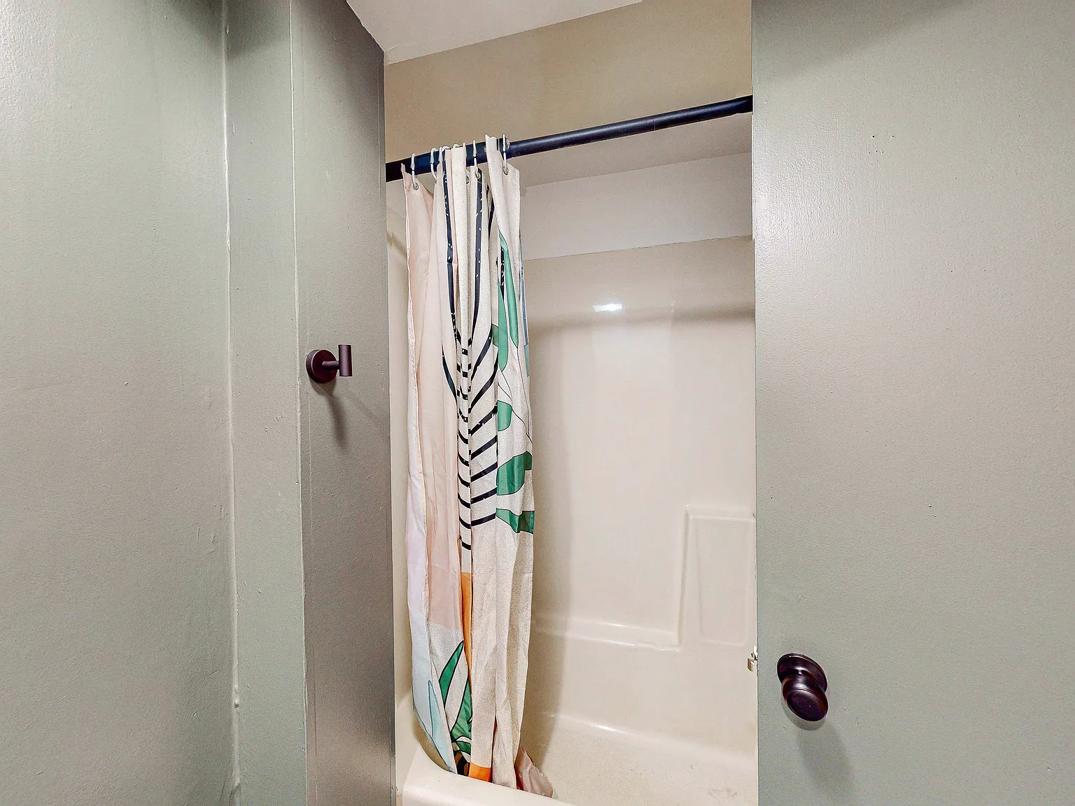 4 bed, 7.0 bath, 1902 sqft, $1,299 — Photo 4