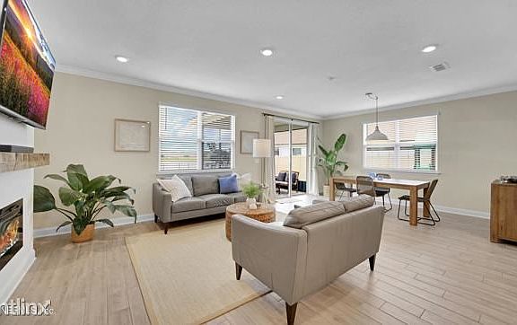 4th image of 326R Narvarez Cir