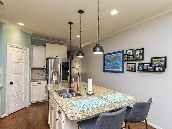 4th image of 410 Lakeridge Dr