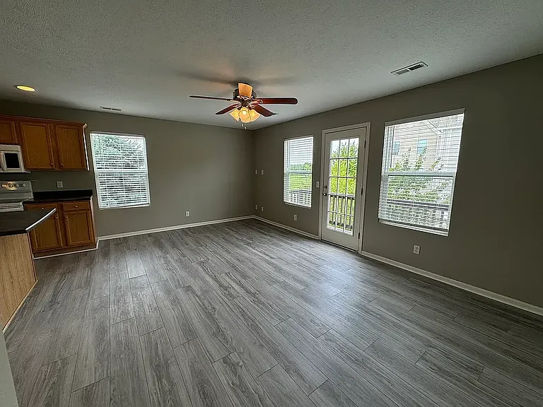 18159 Hayes Plz — Photo 5