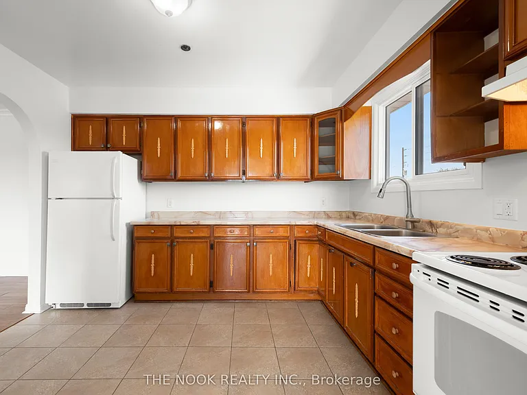 948 Simcoe St N #A — Photo 14
