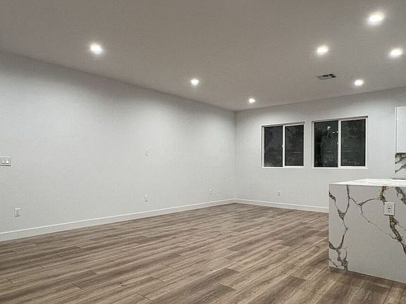4th image of 5618 N Varna Ave