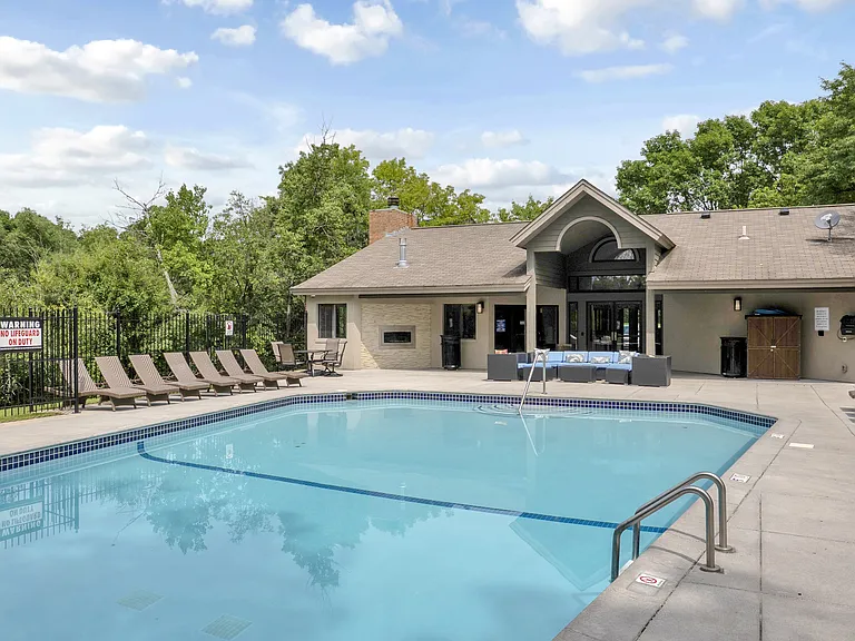 The Woodlands of Minnetonka Apartments — Photo 58