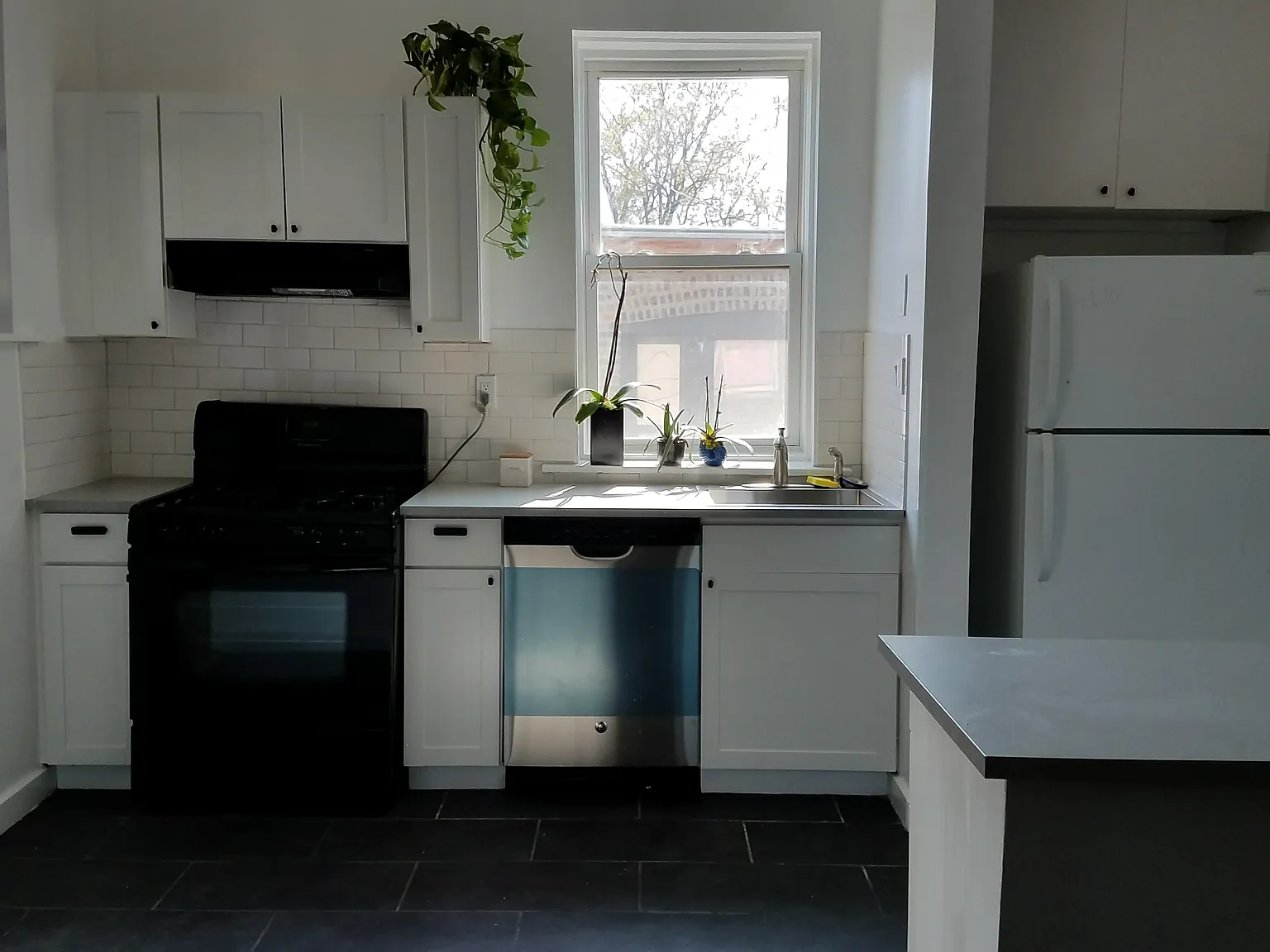 3 bed, 1250 sqft, $2,300 — Photo 2