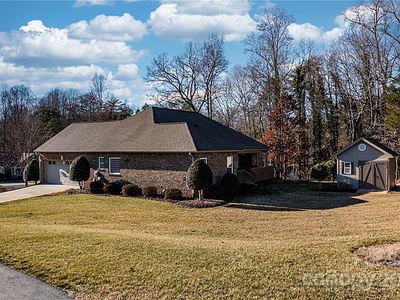 3rd image of 1325 Kensington Cir