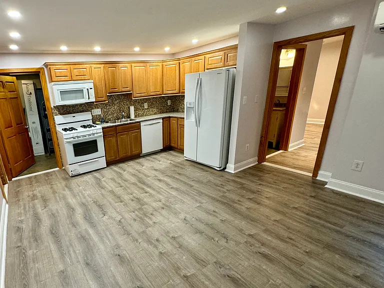 Kitchen with no furniture