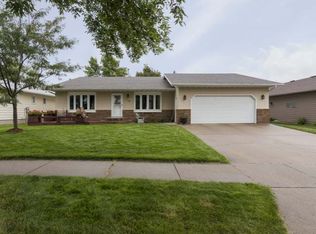 118 Versailles Ave, Bismarck, ND 58503