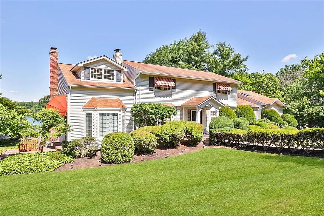 202 Waters Edge photo 1