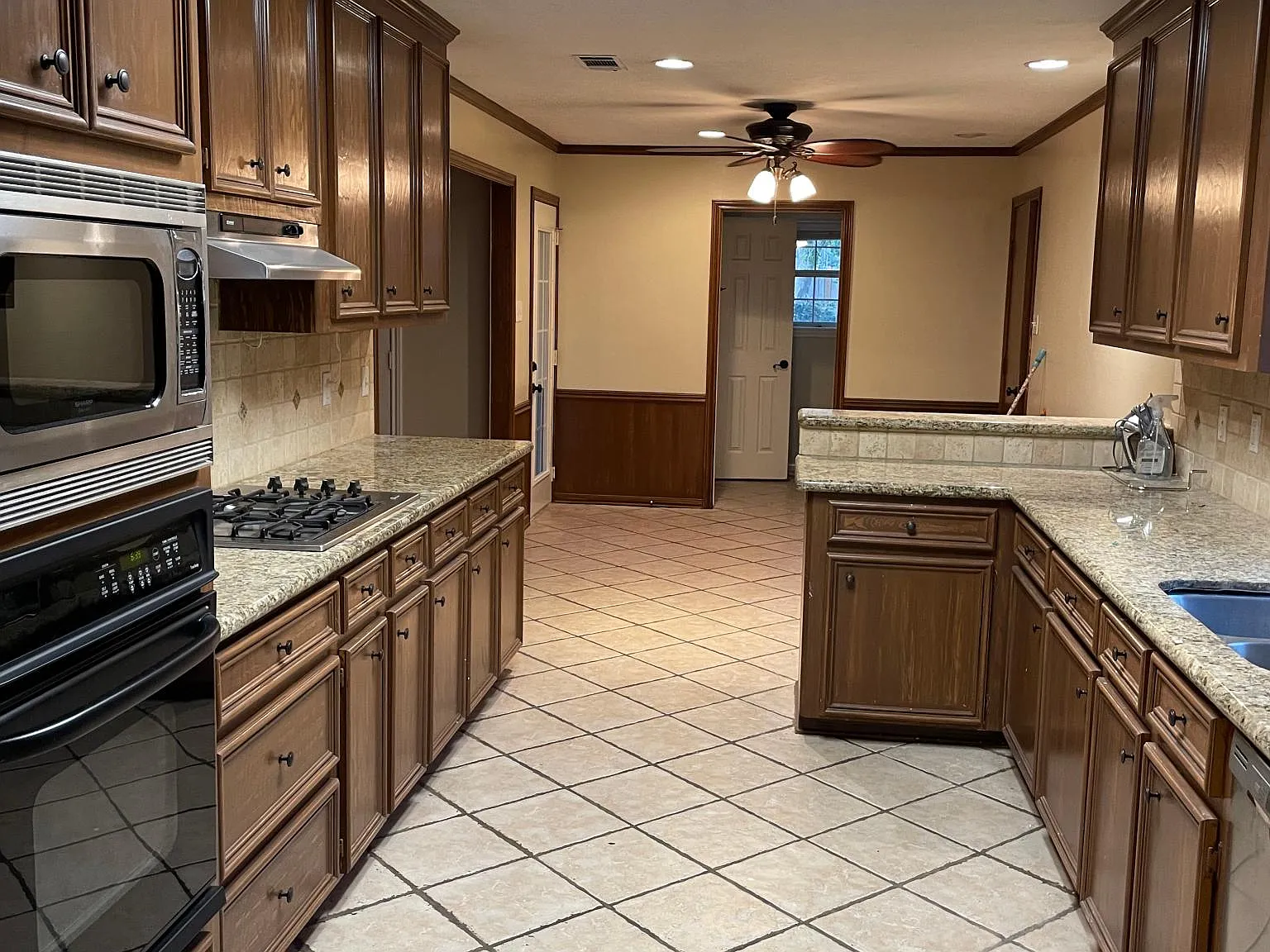 4 bed, 2.5 bath, 2200 sqft, $2,900 — Photo 4